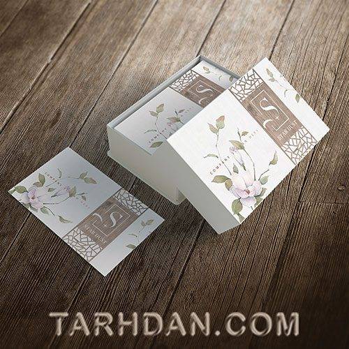 طرح لایه باز موکاپ کارت ویزیت روی چوب